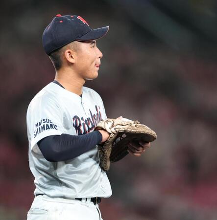 ６回途中で降板となり、一塁の守備につく立正大淞南・川口元（撮影・中田匡峻）