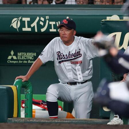 ５回、戦況を見つめる立正大淞南・太田充監督（撮影・中田匡峻）