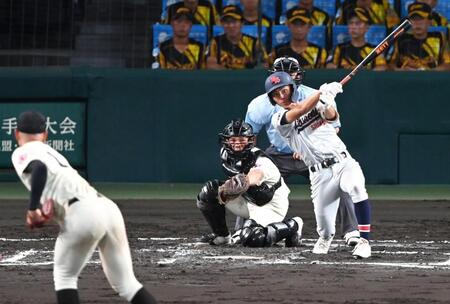 ７回、長崎日大・古賀友樹（左）から安打を放つ立正大淞南・金城旬太朗（撮影・高部洋祐）