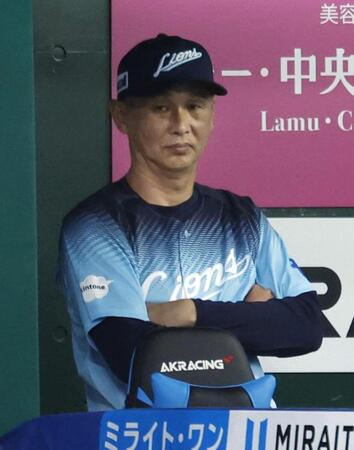 　９回、ベンチから試合を見守る西武・西口監督