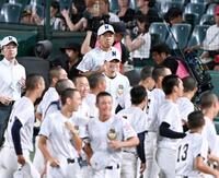 　アルプスへ駆け出す佐野日大ナインと麦倉監督（中央奥）＝撮影・高部洋祐