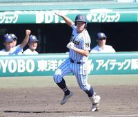 ５回、東海大甲府・伊沢は中前に適時打を放ち、ガッツポーズで一塁に向かう（撮影・坂部計介）