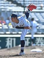 ６回から登板し力投する東海大甲府・村尾（撮影・開出牧）