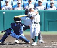 ４回、鶴岡東・高橋は右前に適時打を放つ（撮影・坂部計介）