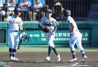 １回、東海大甲府・伊沢に２点目となる適時打を許し、ガックリの鶴岡東・小山（中央）＝撮影・坂部計介