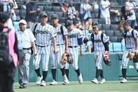 １回戦で敗退し引き揚げる佐藤俊監督（手前から２人目）ら鶴岡東ナイン（撮影・開出牧）