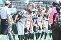 １回戦で敗退し引き揚げる佐藤俊監督（手前）ら鶴岡東ナイン＝撮影・開出牧