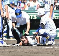 ３回、死球を受け倒れる佐藤（撮影・開出牧）