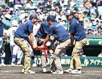 ３回、死球を受け担架で運ばれる佐藤（撮影・開出牧）