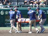 ３回、健大高崎・佐藤は頭部に死球を受け、担架で運ばれる（撮影・坂部計介）