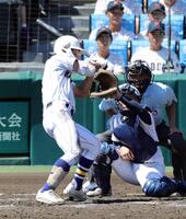 ３回、佐藤が死球を受ける