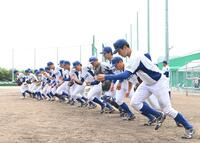 グラウンドに駆け出す大経大ナイン（撮影・高部洋祐）