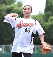 始球式を務める高代さんの娘・梶野千夏さん（撮影・高部洋祐）