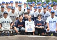 記念写真に納まる高代さんの娘・梶野千夏さん（前列中央）ら（撮影・高部洋祐）