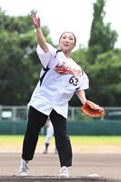 始球式を務める高代さんの娘・梶野千夏さん（撮影・高部洋祐）