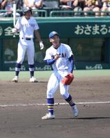 ２回、ピンチを凌ぎ、笑顔を見せる健大高崎・石垣（撮影・坂部計介）