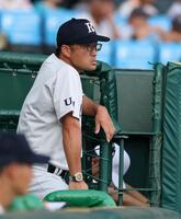 ５回、戦況を見つめる立命館宇治・里井祥吾監督（撮影・中田匡峻）