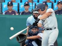 ３回、江原が右越えに先制二塁打を放つ