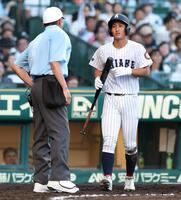 ７回、有明・永田晴輝の二盗アウト判定にビデオ検証を要求する有明・実田聡志（右）＝撮影・中田匡峻
