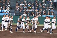 立命館宇治に勝利し、アルプスへ駆け出す有明ナイン（撮影・高部洋祐）