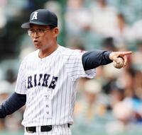 指示を出す有明・高見監督