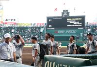 有明に逆転負けを喫し、涙を流す立命館宇治ナイン（撮影・中田匡峻）
