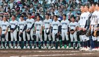 有明（手前）に敗れ、涙を流す立命館宇治ナイン＝甲子園（撮影・中田匡峻）