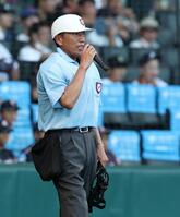 ７回、有明・永田晴輝の二盗でビデオ検証がされ、説明する永井審判（撮影・中田匡峻）