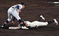 ６回、立正大淞南・川口元のけん制で帰塁する長崎日大・梶山風岳（右）＝撮影・高部洋祐