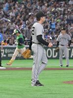 ７回、長岡（左）に本塁打を打たれたハワード（撮影・持木克友）