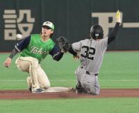 ６回、浦田（右）は二盗を試みるもタッチアウト、リプレー検証も覆らず（撮影・持木克友）