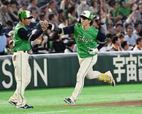 ７回、先制ソロを放ちコーチとタッチする長岡（右）