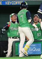 ７回、先制ソロを放った長岡（中）を笑顔で迎える池山監督（左）
