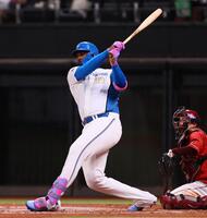 ８回、同点２点適時二塁打を放つ代打レイエス（撮影・中島達哉）