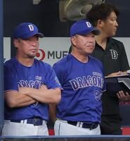 ５回、ベンチから試合を見つめる松中コーチ（左）と井上監督（撮影・西田忠信）