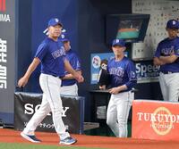 ８回が終わって選手交代を告げベンチへ戻る井上監督（左）＝撮影・立川洋一郎