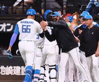 ９回、サヨナラ勝ちし、万波（６６）を迎える新庄監督（撮影・中島達哉）