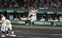 ２回、長崎日大・太田涼介（左から２人目）の適時三塁打にわく長崎日大ナイン（撮影・高部洋祐）