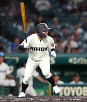 ２回、センターへ先制の２点適時打を放つ長崎日大・小池郁（撮影・中田匡峻）