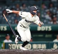 ６回、ライトへ２点適時三塁打を放つ長崎日大・広石歩（撮影・中田匡峻）
