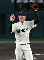 ６回、笑顔でナインに声をかける長崎日大・古賀友樹（撮影・高部洋祐）