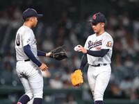 ６回途中で立正大淞南・筒浦楓（左）と交代となる立正大淞南・川口元（撮影・中田匡峻）