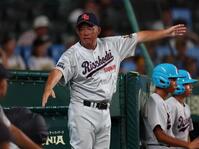６回、ビデオ検証を要求の為、選手を呼ぶ立正大淞南・太田充監督（撮影・中田匡峻）