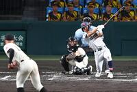 ７回、長崎日大・古賀友樹（左）から安打を放つ立正大淞南・金城旬太朗（撮影・高部洋祐）