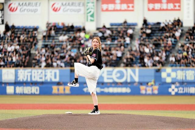 「奇跡の40歳」元モー娘。が始球式