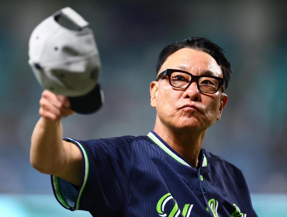 スタンドの声援に応える池山監督