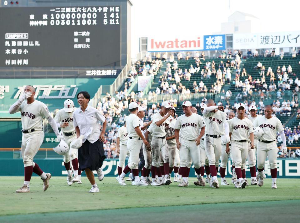 　神村学園に敗れ、涙を流す東筑ナイン（撮影・浅井慶）