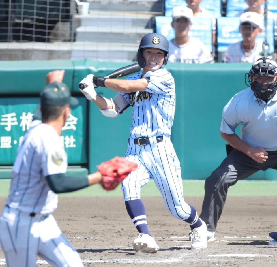 ７回、東海大甲府・田中は中前に適時打を放つ（撮影・坂部計介）