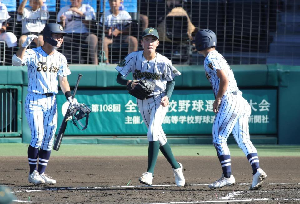 １回、東海大甲府・伊沢に２点目となる適時打を許し、ガックリの鶴岡東・小山（中央）＝撮影・坂部計介