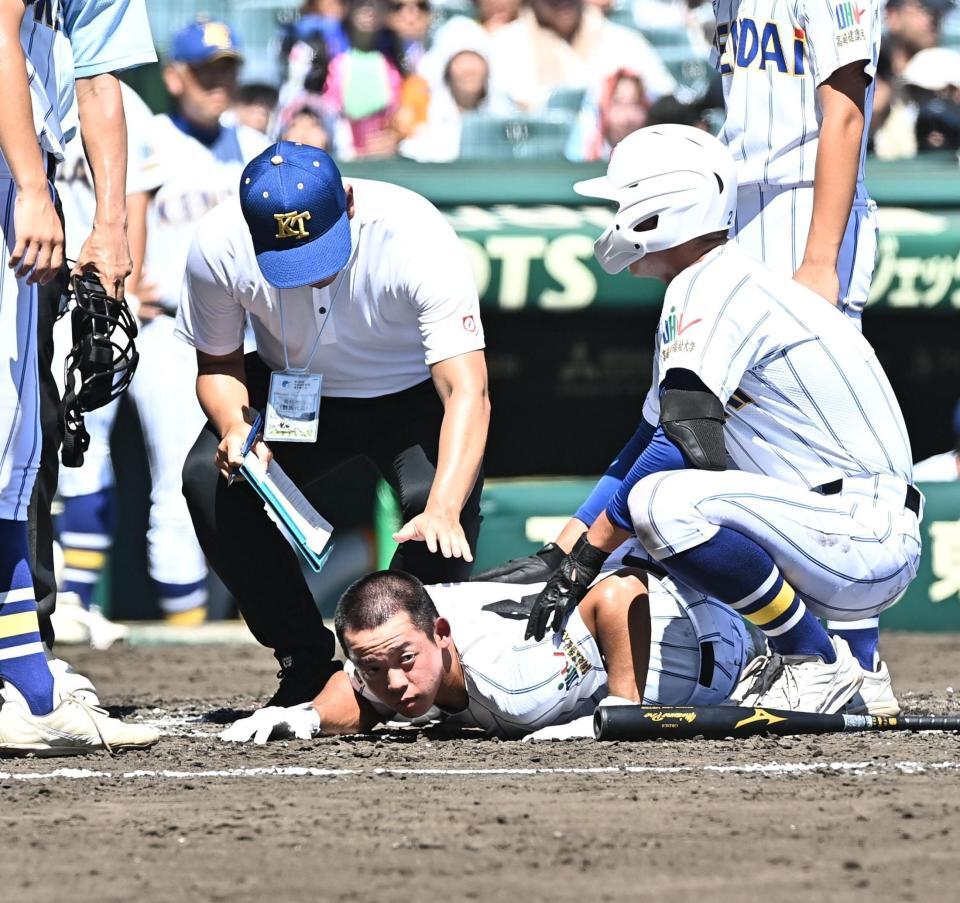 ３回、死球を受け倒れる佐藤（撮影・開出牧）